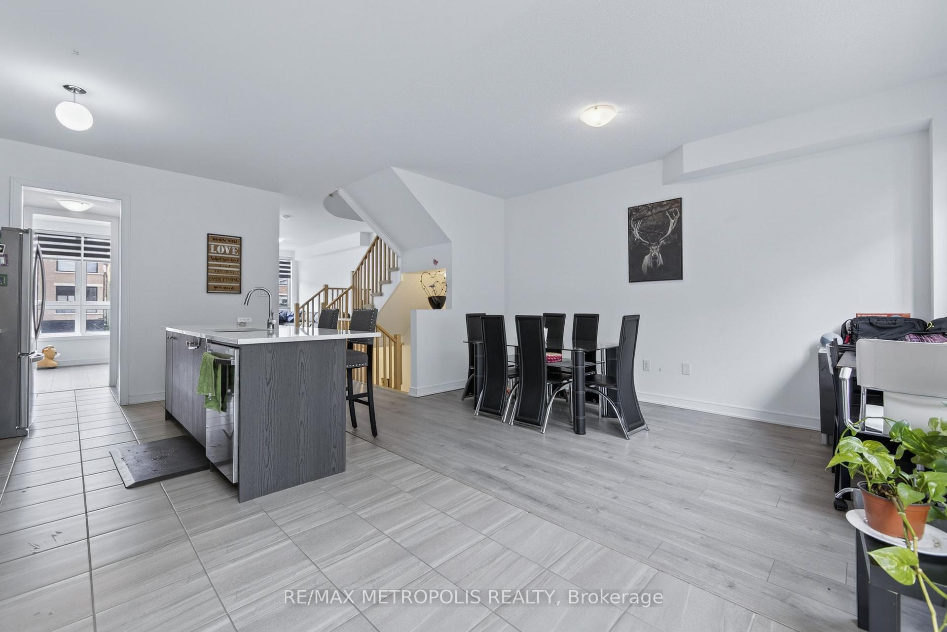 Photo 18 of 132 Blue Forest Crescent, Barrie, Innis-Shore — HOMEH