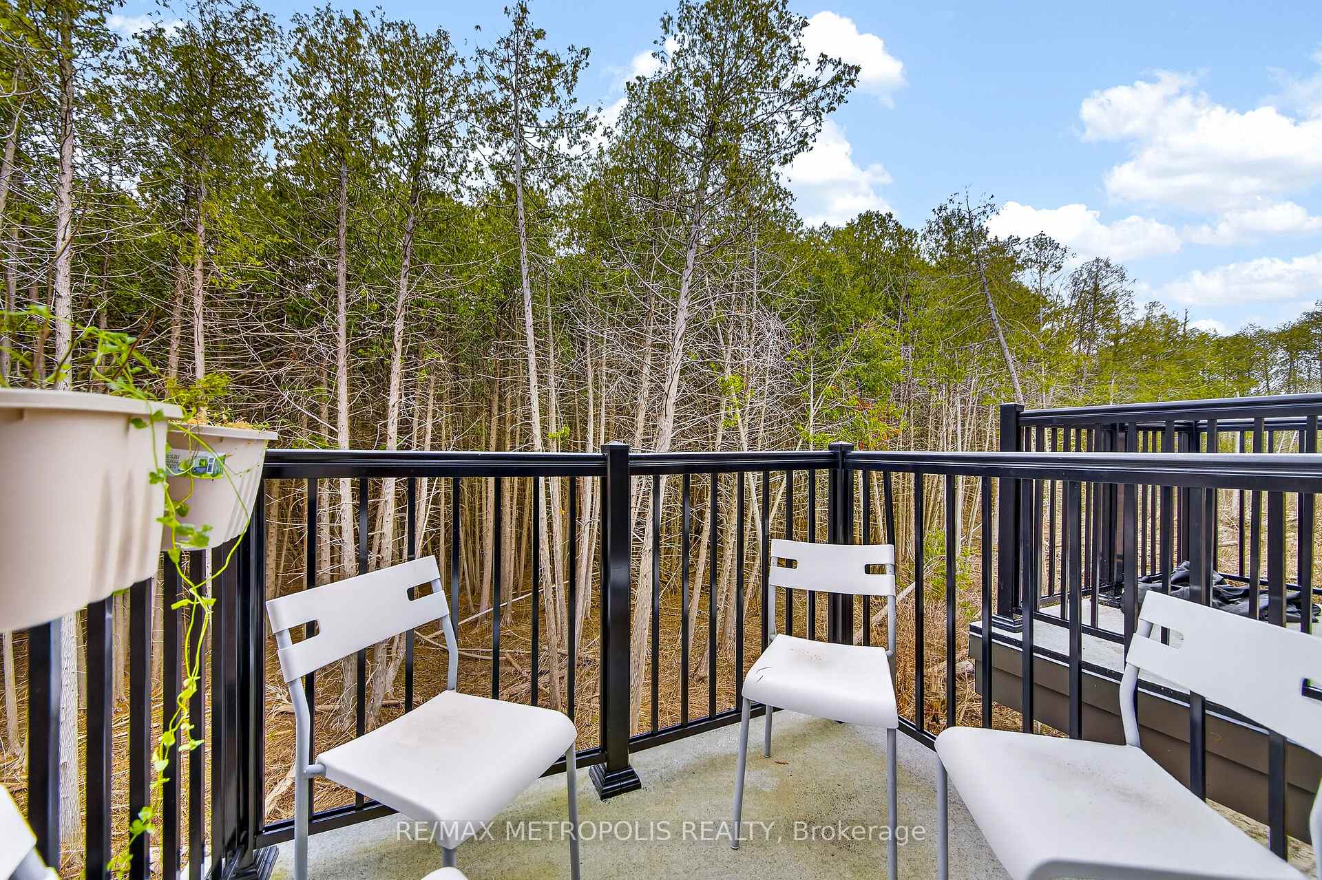 Photo 21 of 132 Blue Forest Crescent, Barrie, Innis-Shore — HOMEH