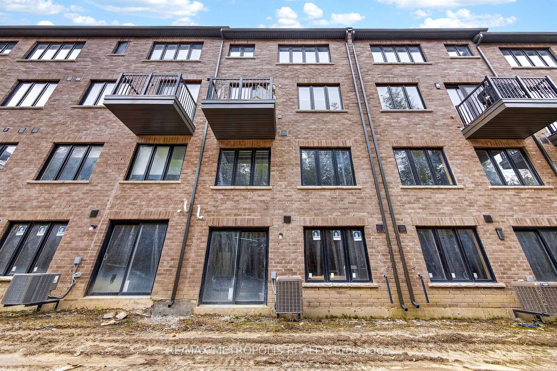 Photo 23 of 132 Blue Forest Crescent, Barrie, Innis-Shore — HOMEH