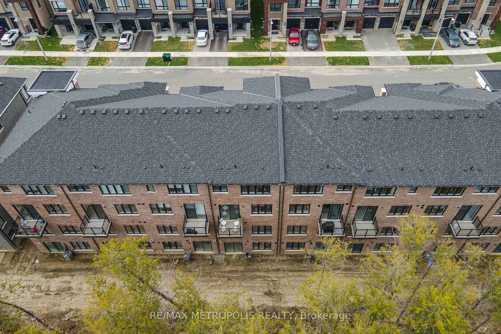 Photo 24 of 132 Blue Forest Crescent, Barrie, Innis-Shore — HOMEH