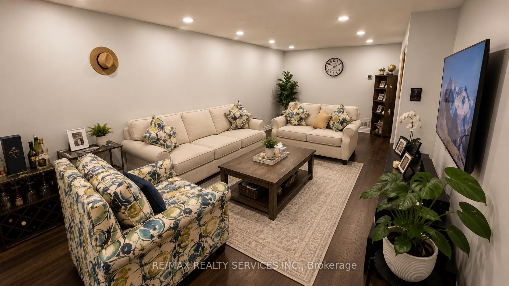 Photo 3 of 71 Newlyn Crescent, Brampton, Brampton North — HOMEH
