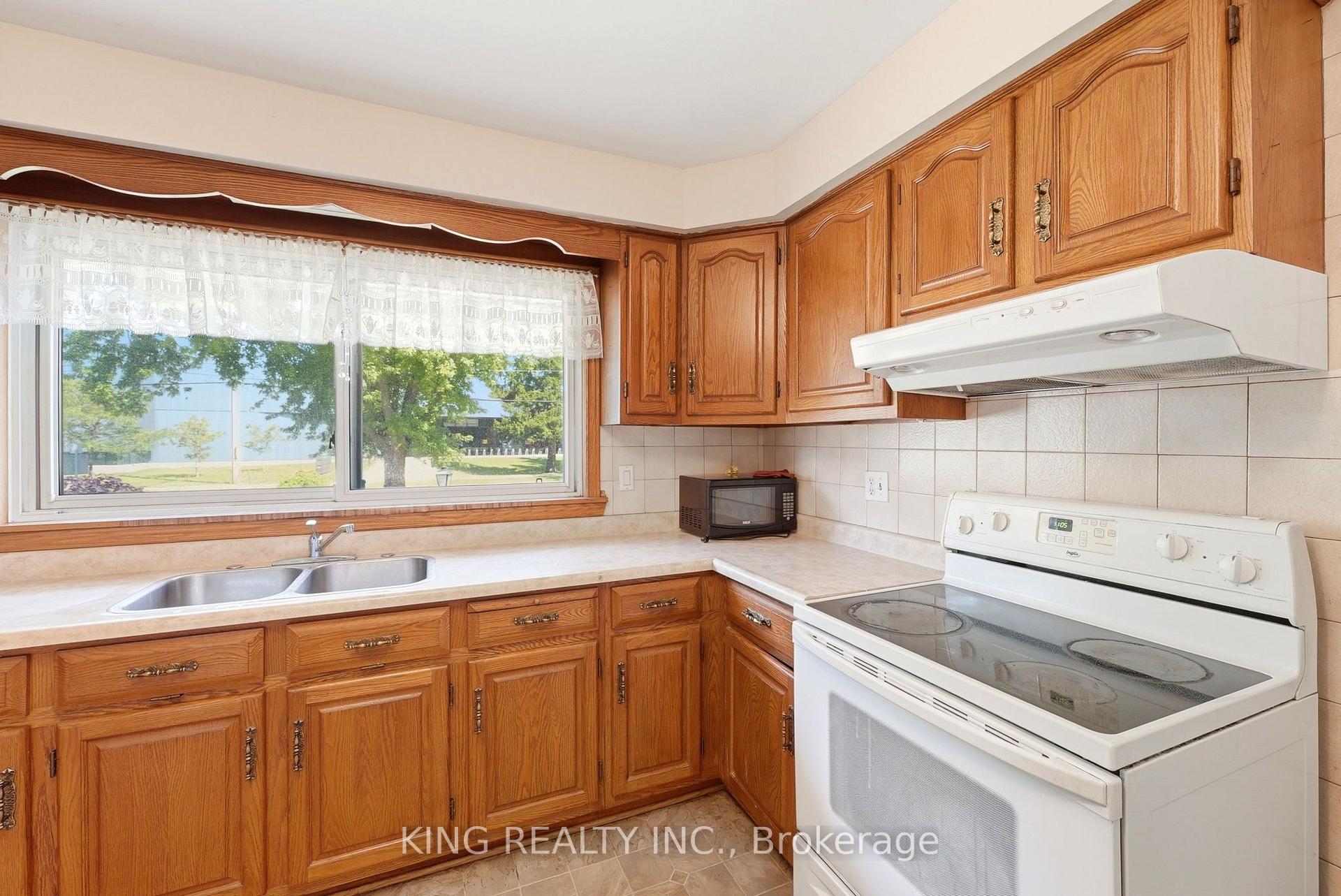 Photo 10 of 1737 Wavell Street, London, East H — HOMEH
