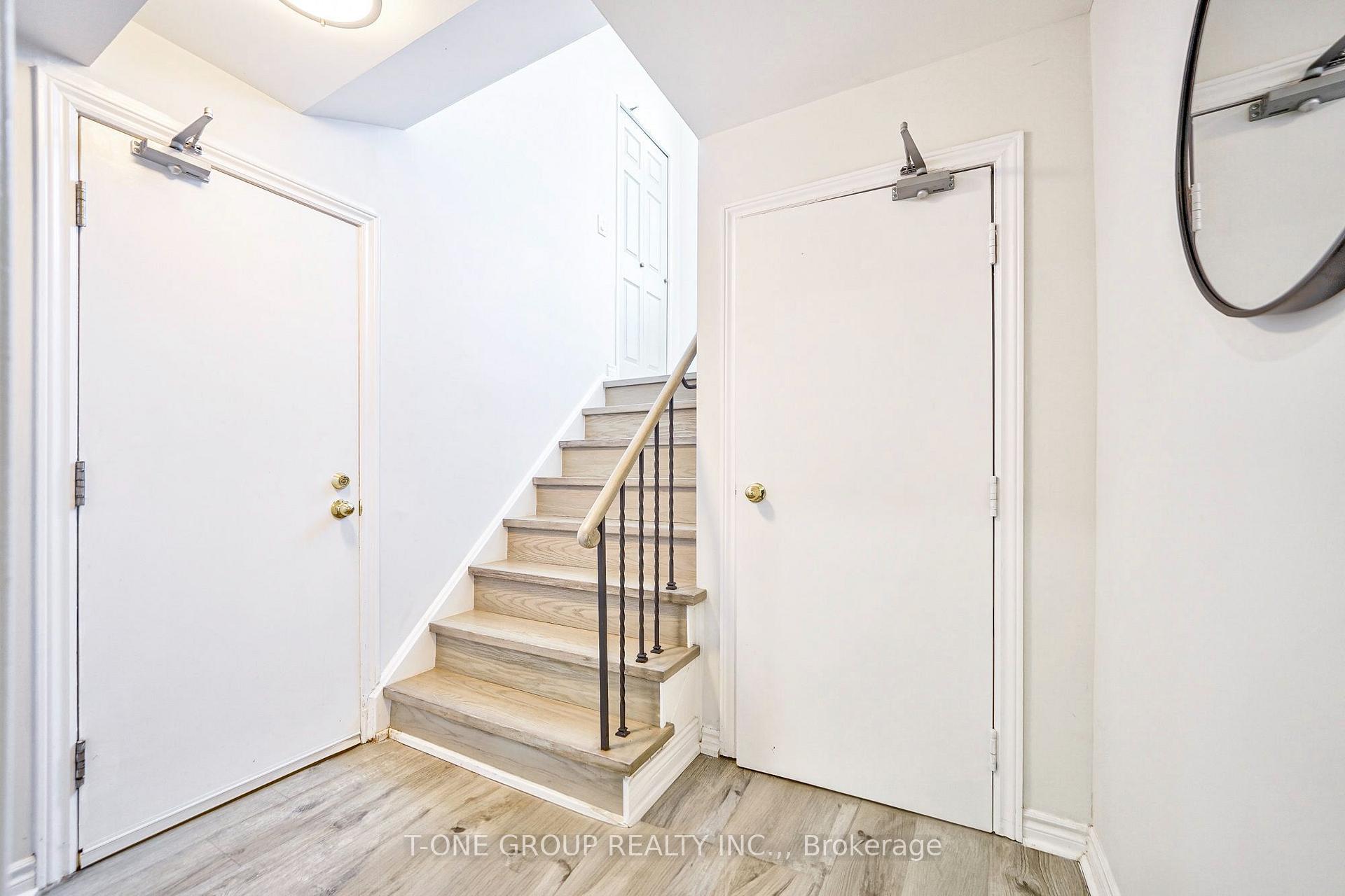 Photo 2 of 18 Castle Hill Drive, Scarborough, L'Amoreaux — HOMEH