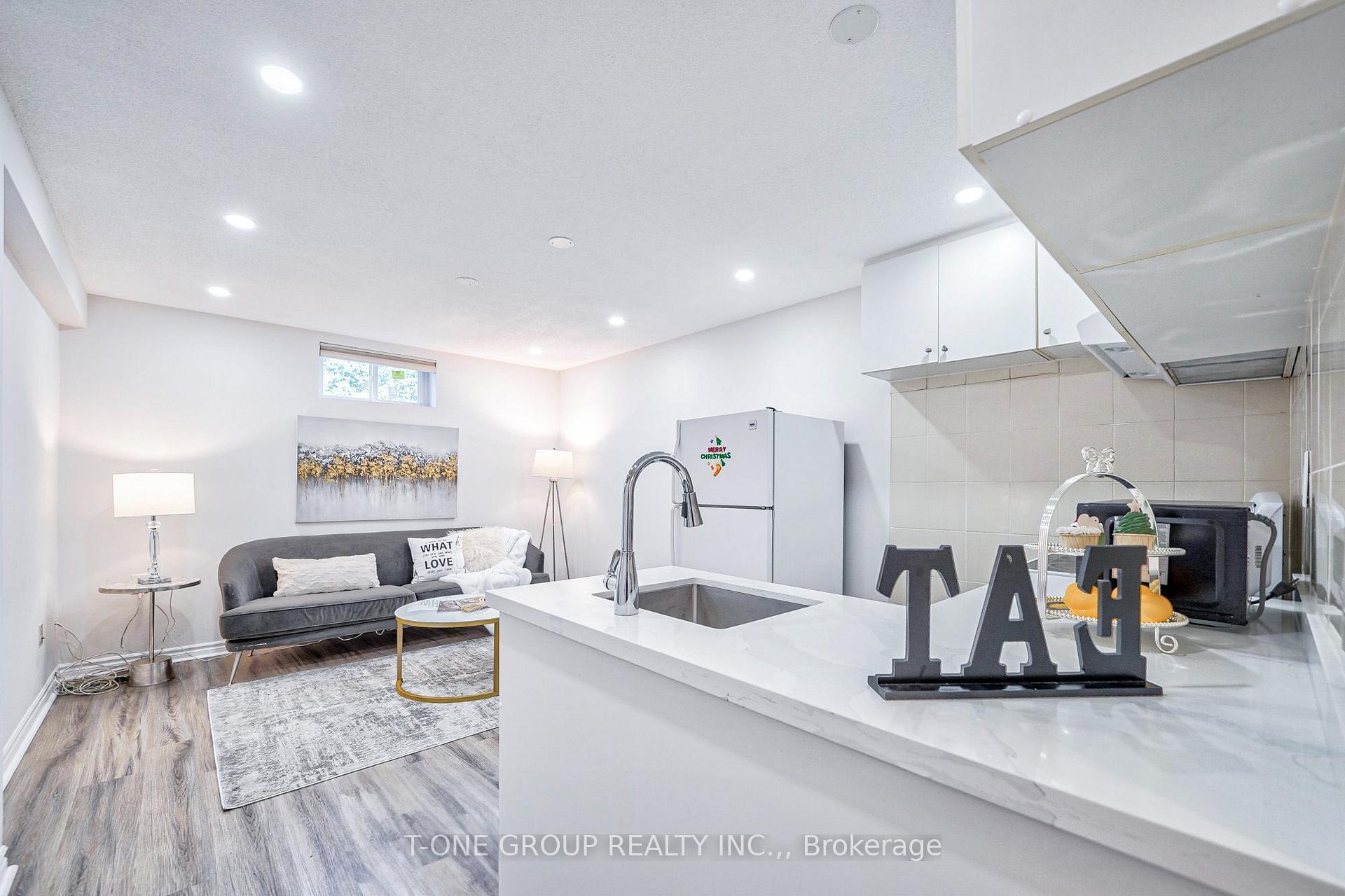 Photo 3 of 18 Castle Hill Drive, Scarborough, L'Amoreaux — HOMEH