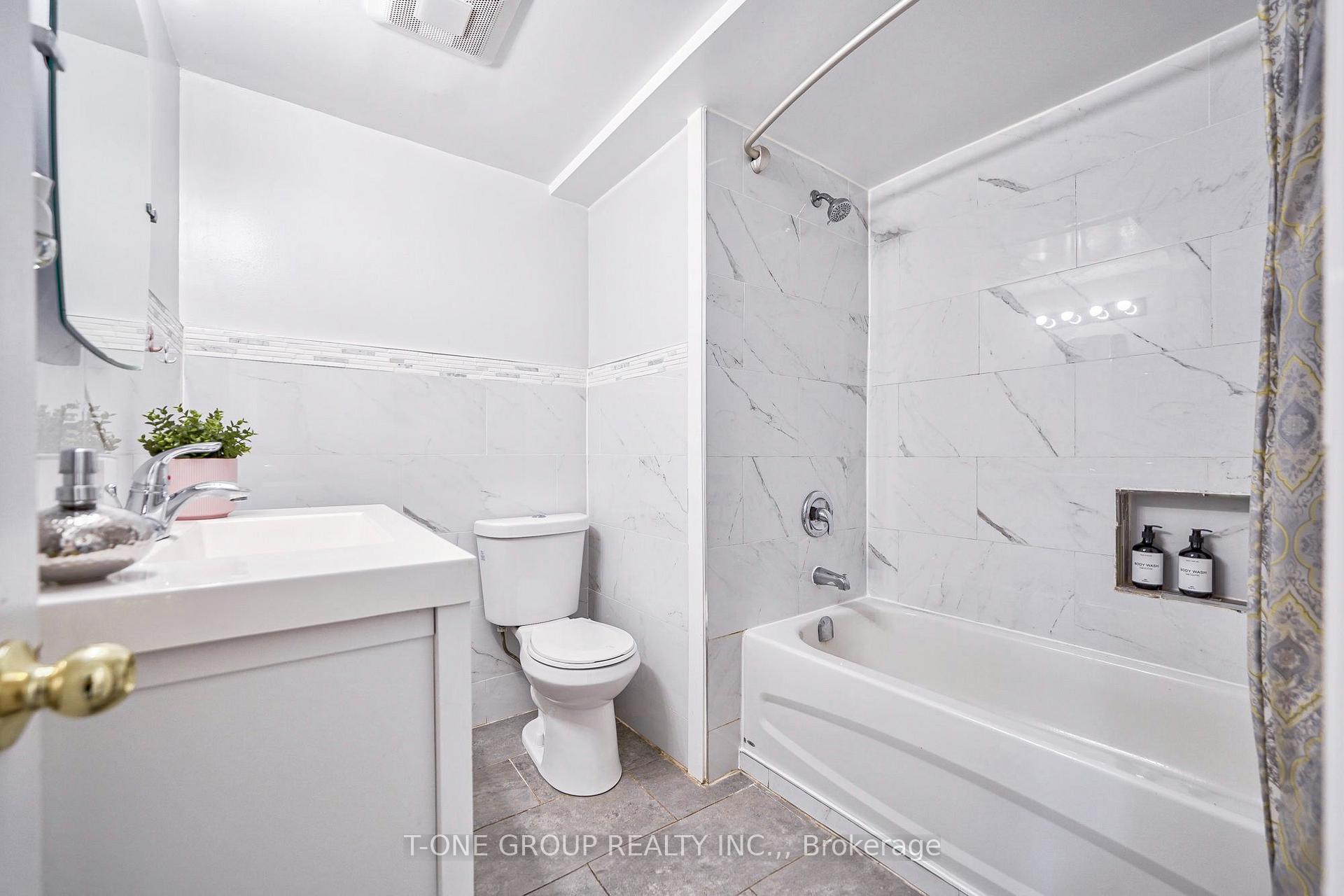 Photo 4 of 18 Castle Hill Drive, Scarborough, L'Amoreaux — HOMEH