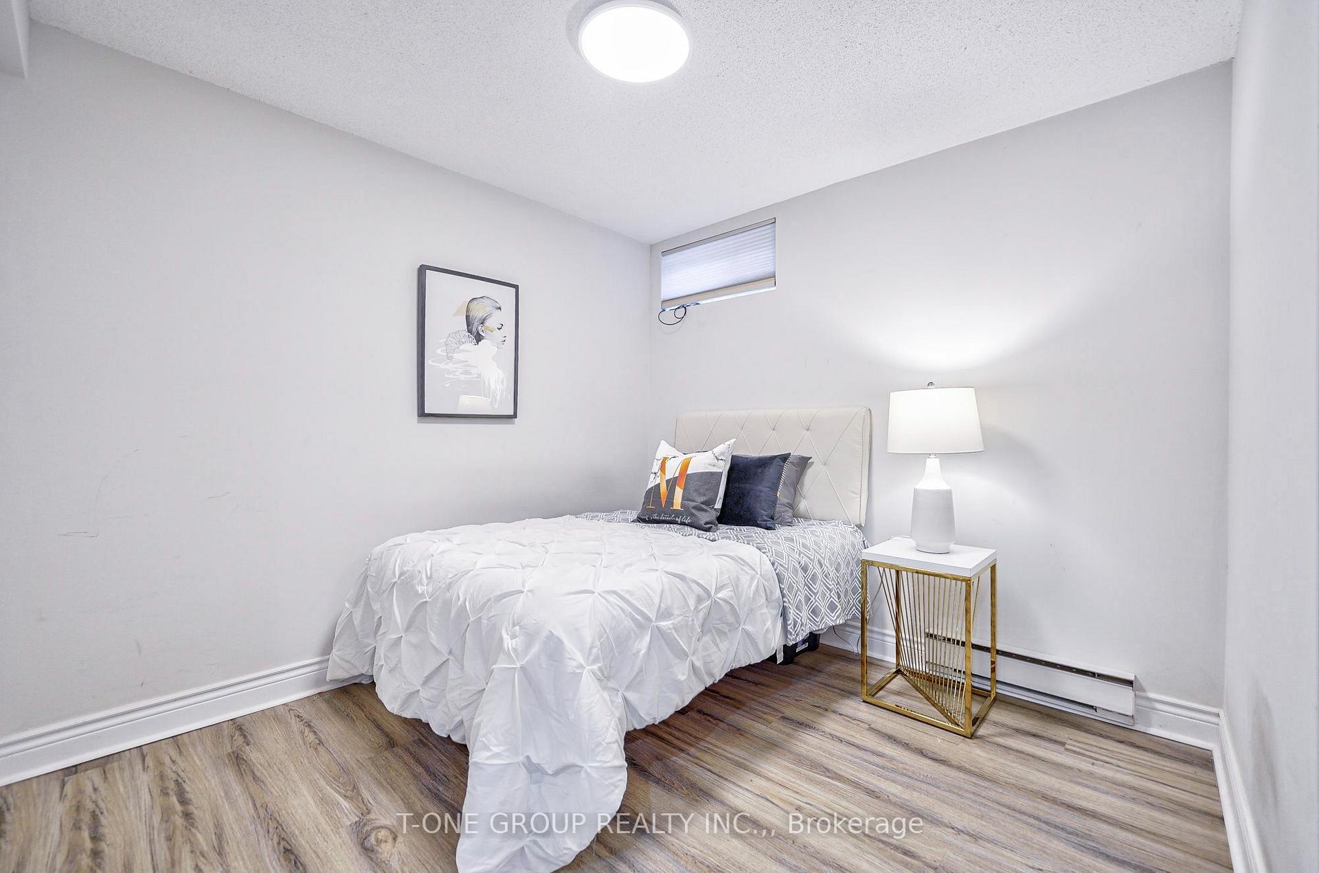 Photo 5 of 18 Castle Hill Drive, Scarborough, L'Amoreaux — HOMEH