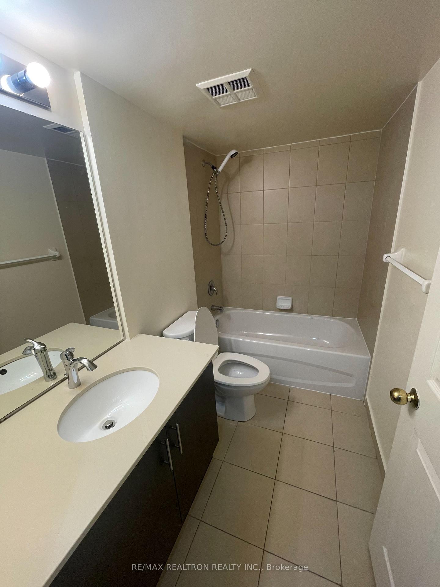 Photo 6 of Unit 1003, 736 Bay Street, Toronto, Bay Street Corridor — HOMEH