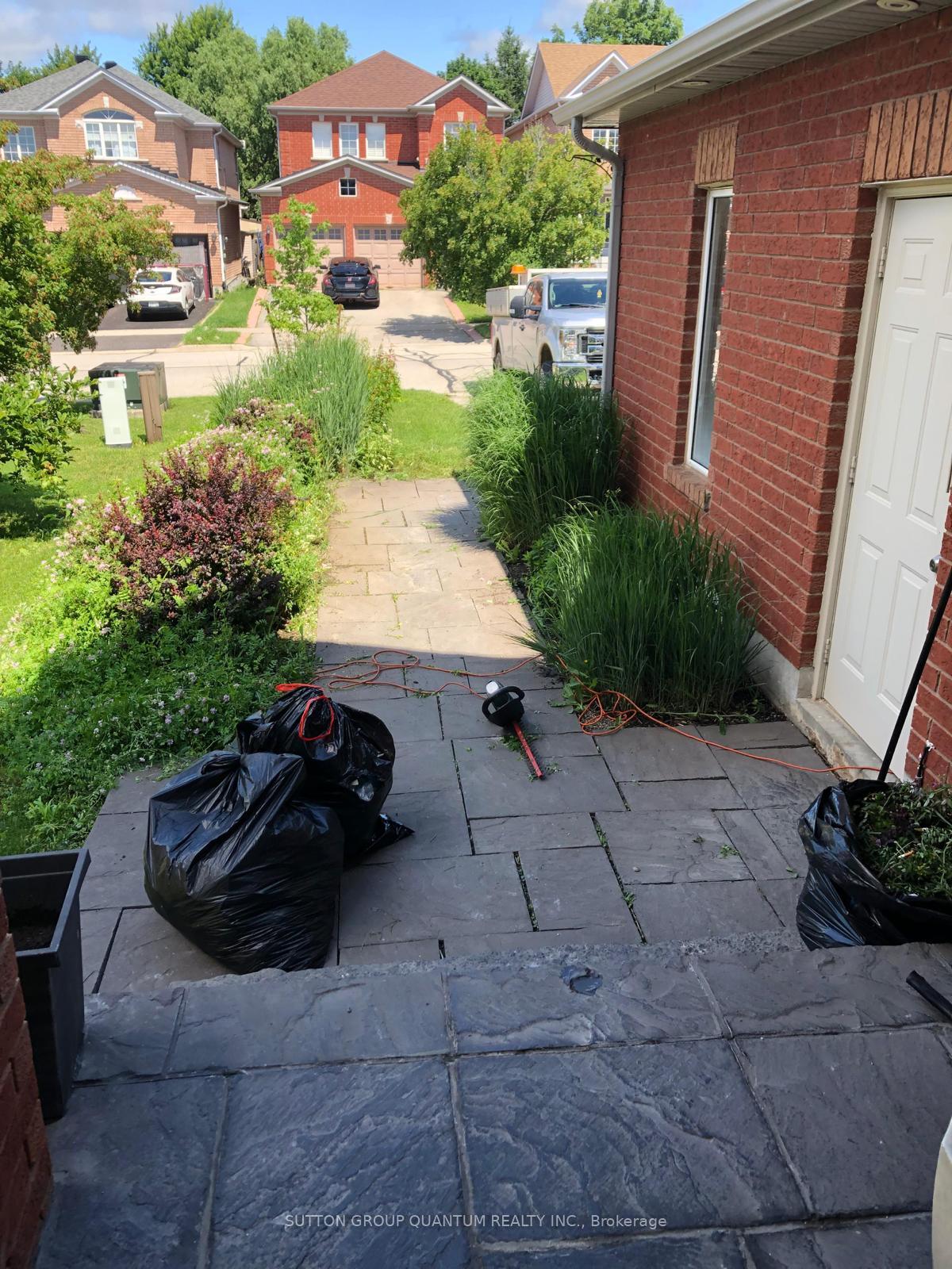 Photo 2 of 135 Mowat Crescent, Halton Hills, Georgetown — HOMEH