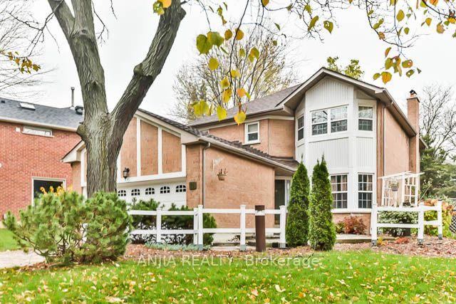Photo 2 of 11 Berkeley Court, Markham, Unionville — HOMEH