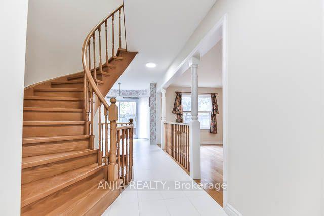 Photo 3 of 11 Berkeley Court, Markham, Unionville — HOMEH