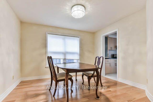 Photo 4 of 11 Berkeley Court, Markham, Unionville — HOMEH