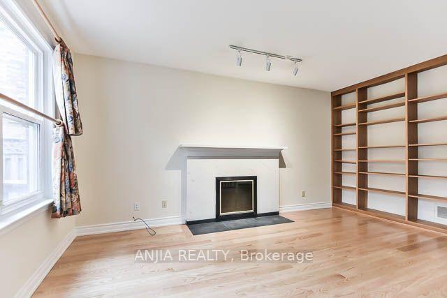 Photo 5 of 11 Berkeley Court, Markham, Unionville — HOMEH