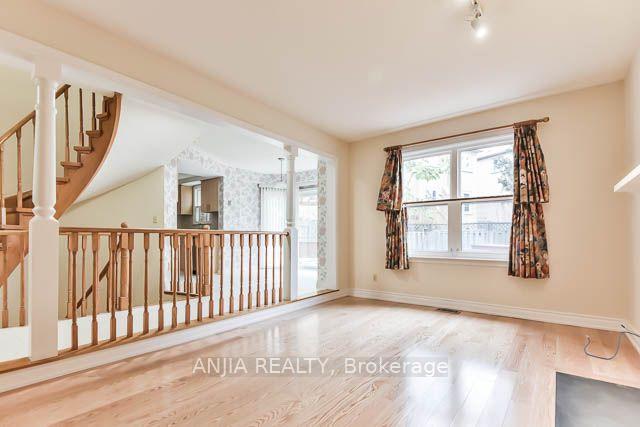 Photo 6 of 11 Berkeley Court, Markham, Unionville — HOMEH