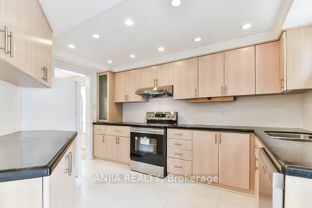 Photo 8 of 11 Berkeley Court, Markham, Unionville — HOMEH