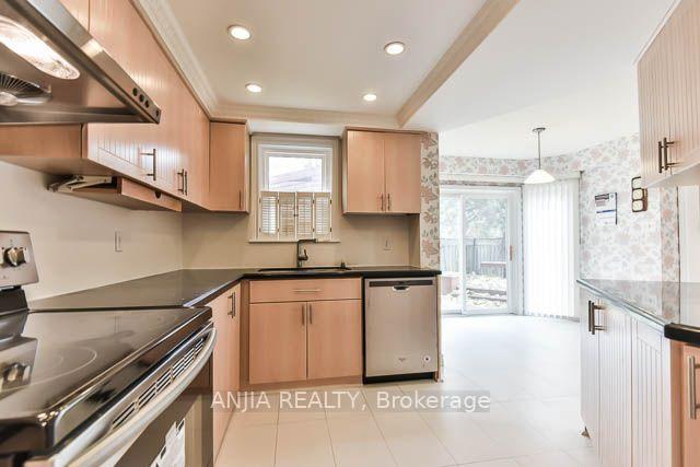 Photo 9 of 11 Berkeley Court, Markham, Unionville — HOMEH