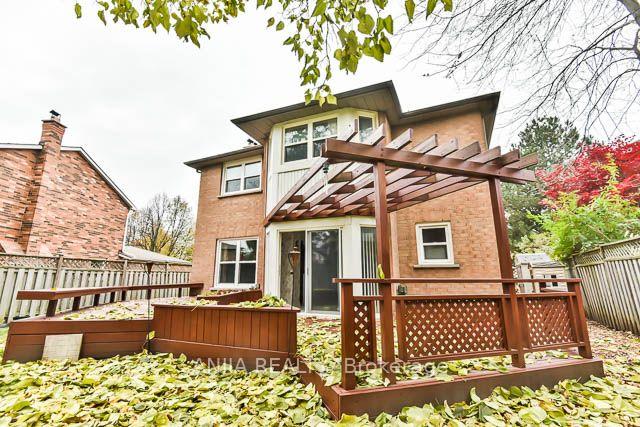 Photo 20 of 11 Berkeley Court, Markham, Unionville — HOMEH