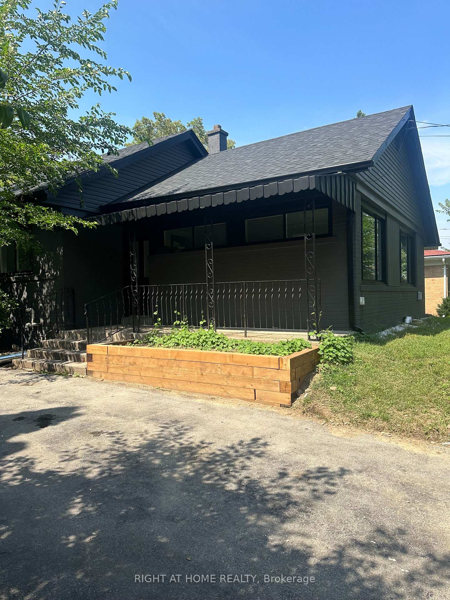 Photo 2 of 1789 Christopher Road, Mississauga, Clarkson — HOMEH