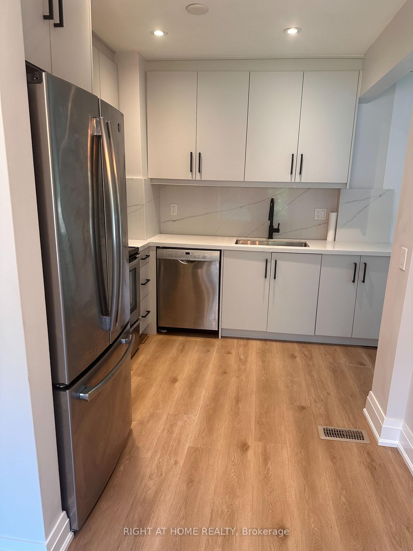 Photo 8 of 1789 Christopher Road, Mississauga, Clarkson — HOMEH