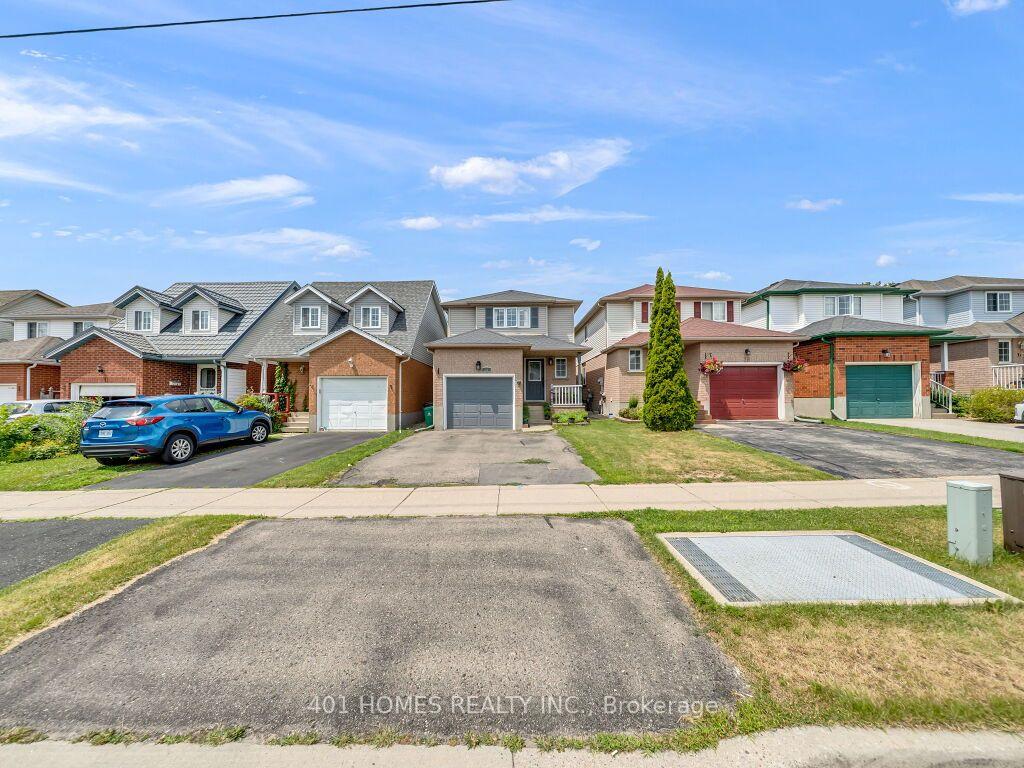 Photo 3 of 37 Activa Avenue, Kitchener, Laurentian Hills — HOMEH