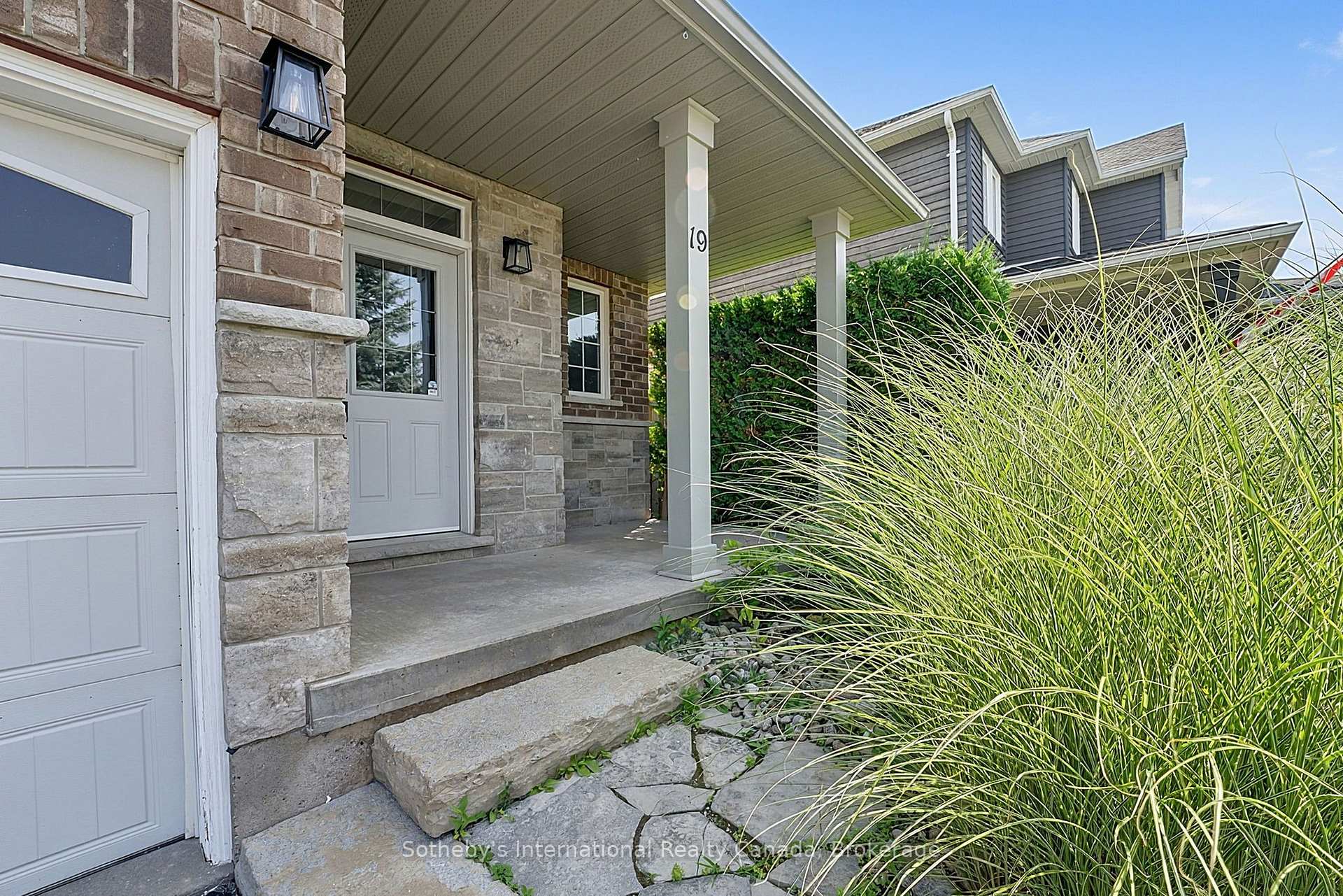 Photo 4 of 19 Garbutt Crescent, Collingwood — HOMEH