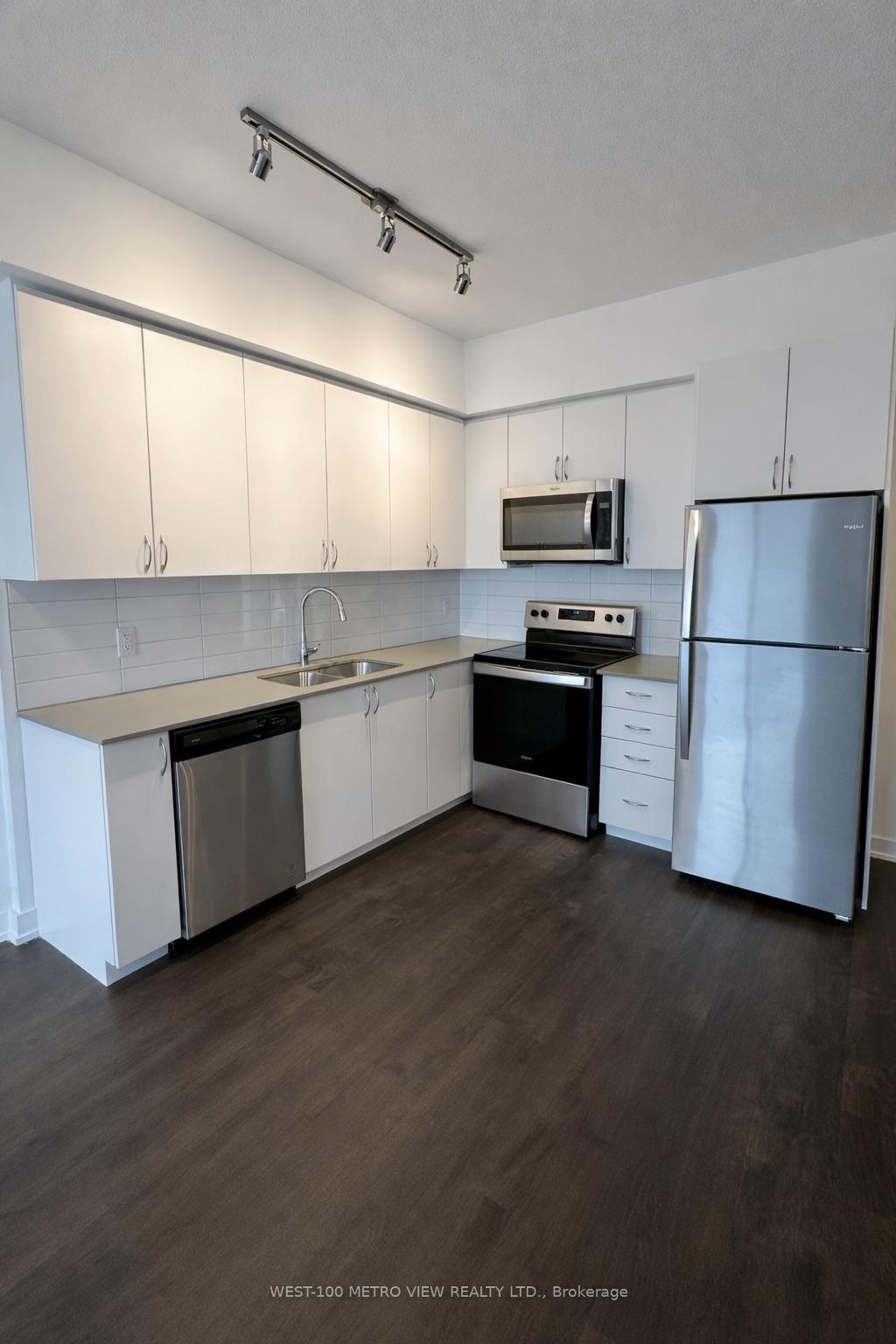 Photo 5 of Unit 704, 56 Lakeside Terrace, Barrie, Little Lake — HOMEH