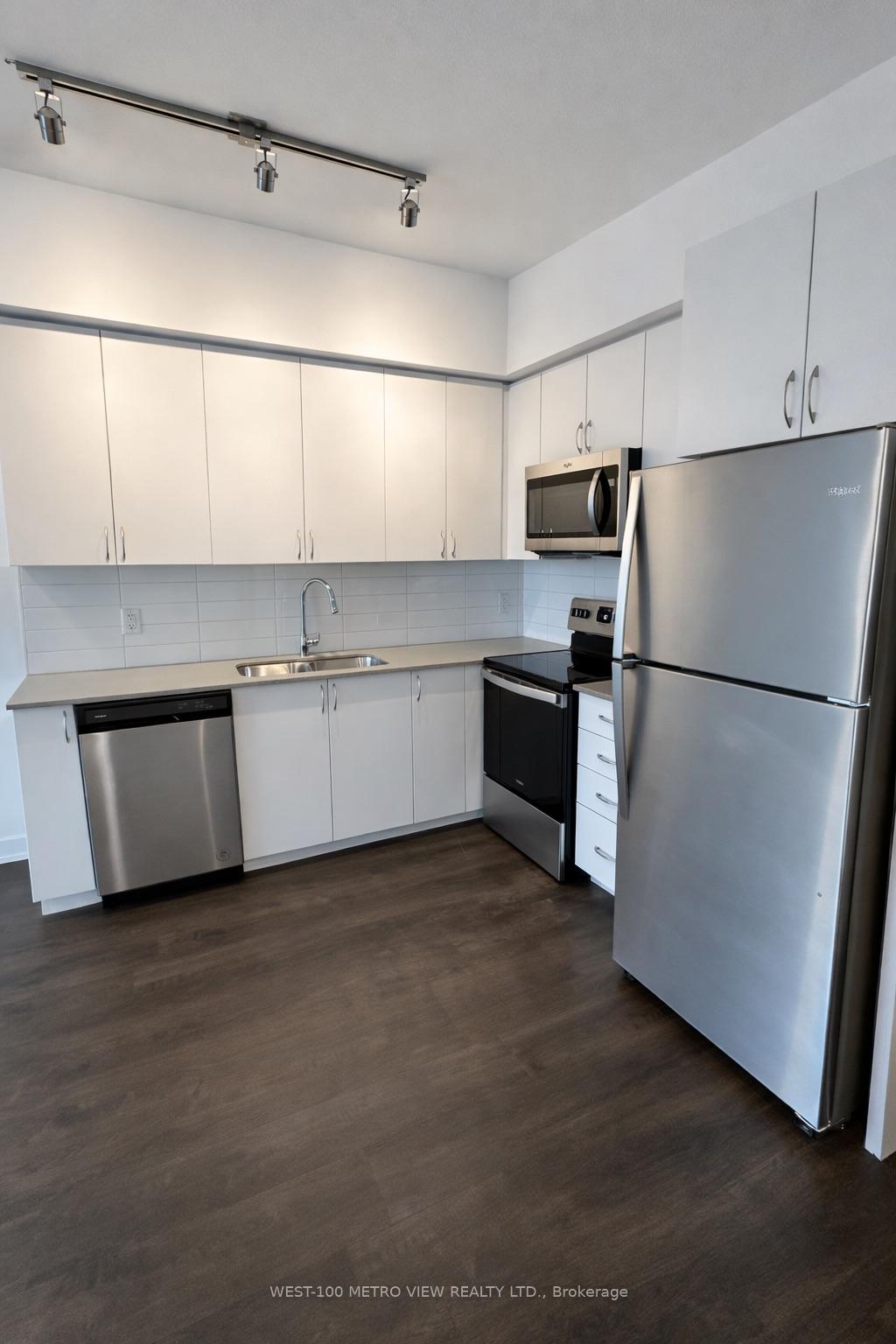 Photo 7 of Unit 704, 56 Lakeside Terrace, Barrie, Little Lake — HOMEH