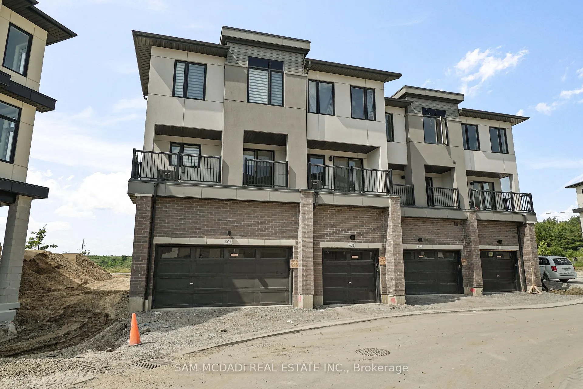 Photo 4 of Unit 601, 1695 Dersan Street, Pickering, Duffin Heights — HOMEH