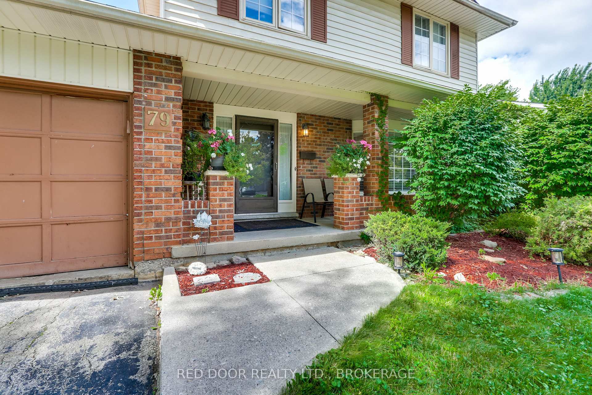 Photo 4 of 79 Greenbrier Crescent, London, South N — HOMEH