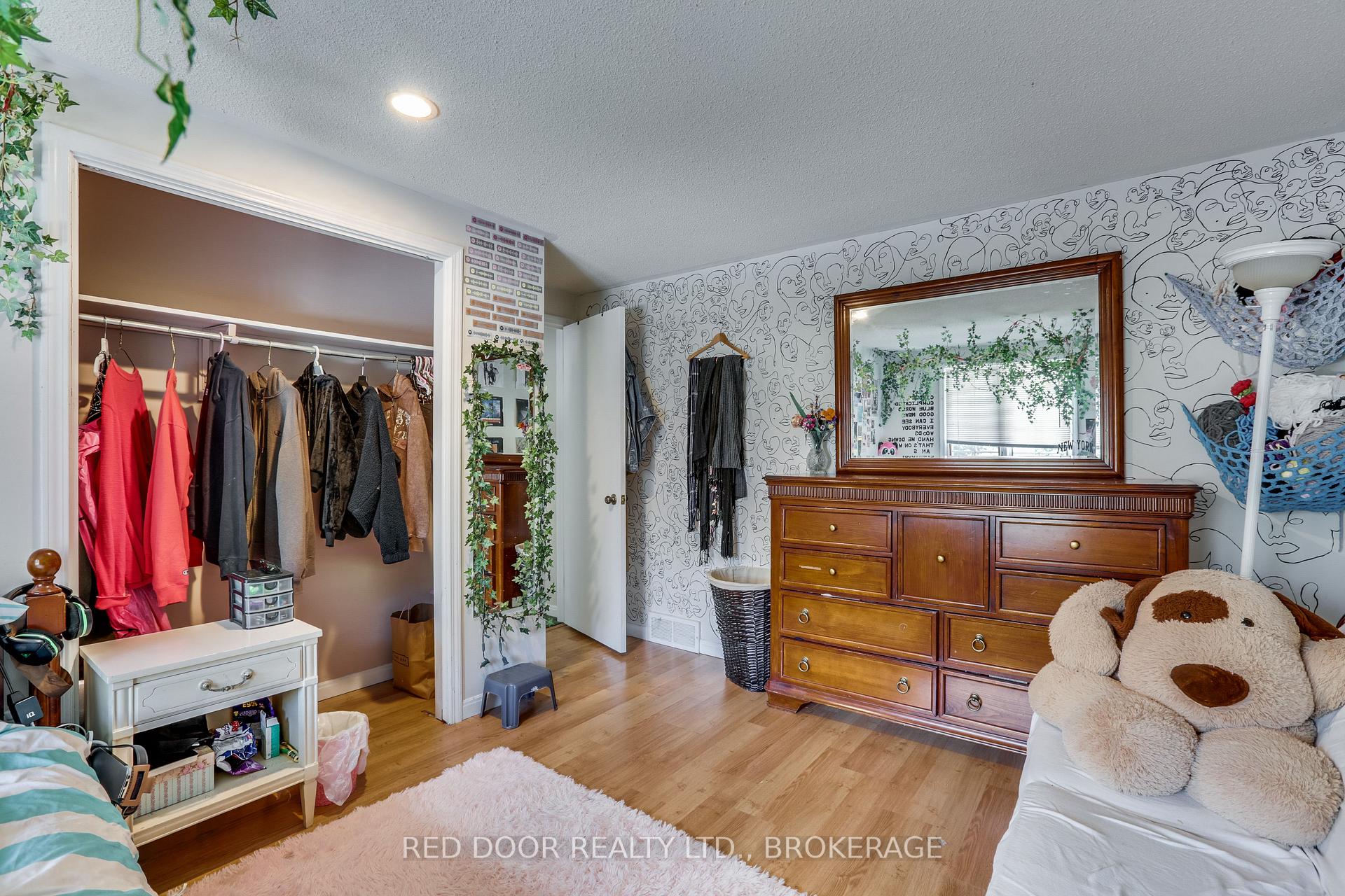 Photo 32 of 79 Greenbrier Crescent, London, South N — HOMEH