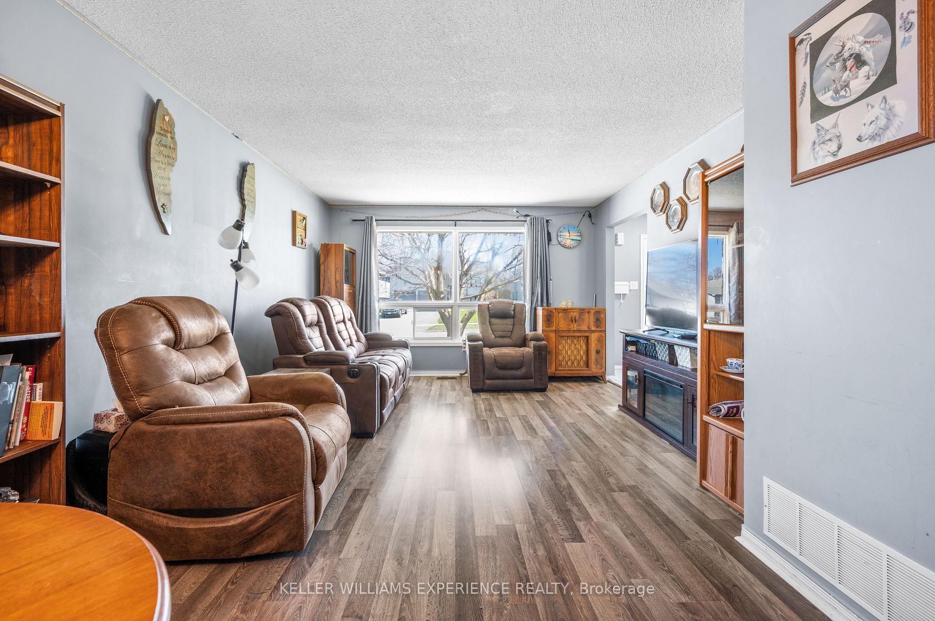 Photo 4 of 321 Park Street, Orillia — HOMEH