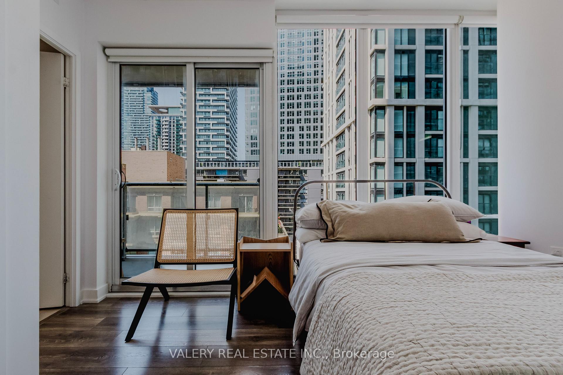 Photo 2 of Unit 712, 195 Redpath Avenue, Toronto, Mount Pleasant West — HOMEH
