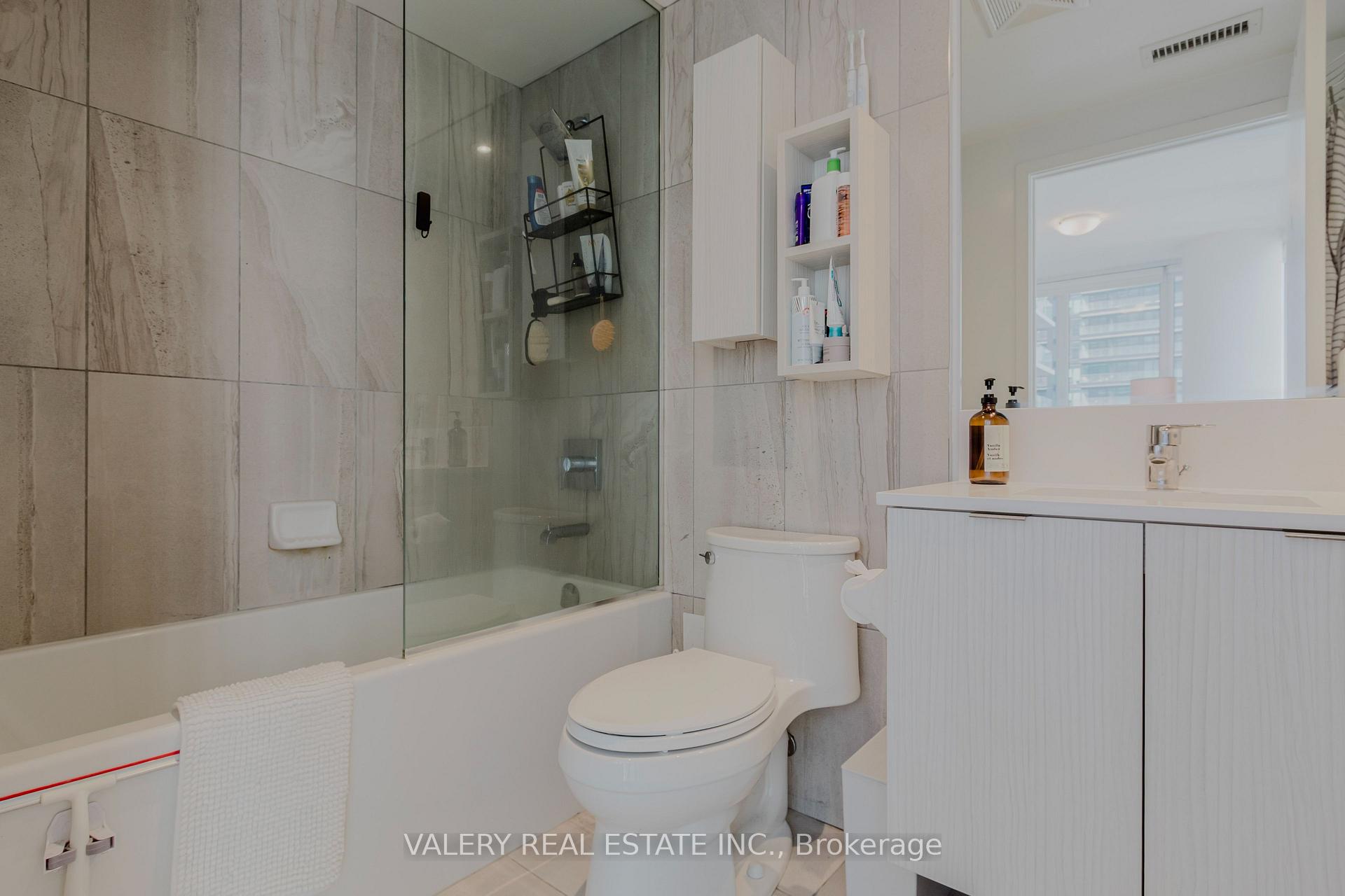 Photo 4 of Unit 712, 195 Redpath Avenue, Toronto, Mount Pleasant West — HOMEH