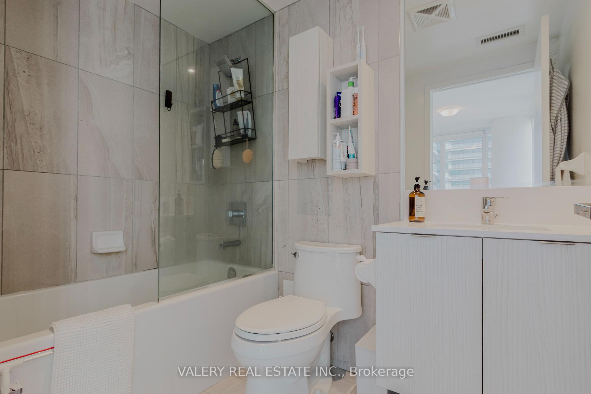 Photo 5 of Unit 712, 195 Redpath Avenue, Toronto, Mount Pleasant West — HOMEH