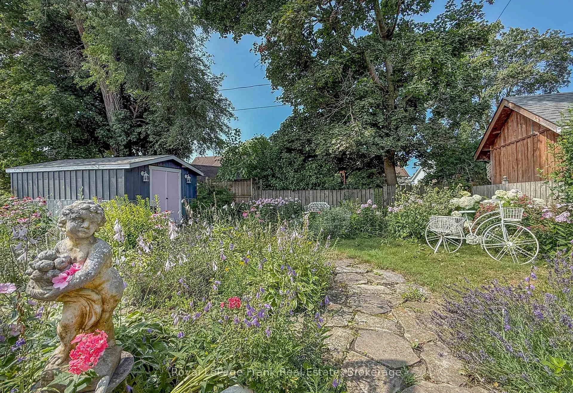 Photo 3 of 100 Admiral Road, Ajax, South East — HOMEH