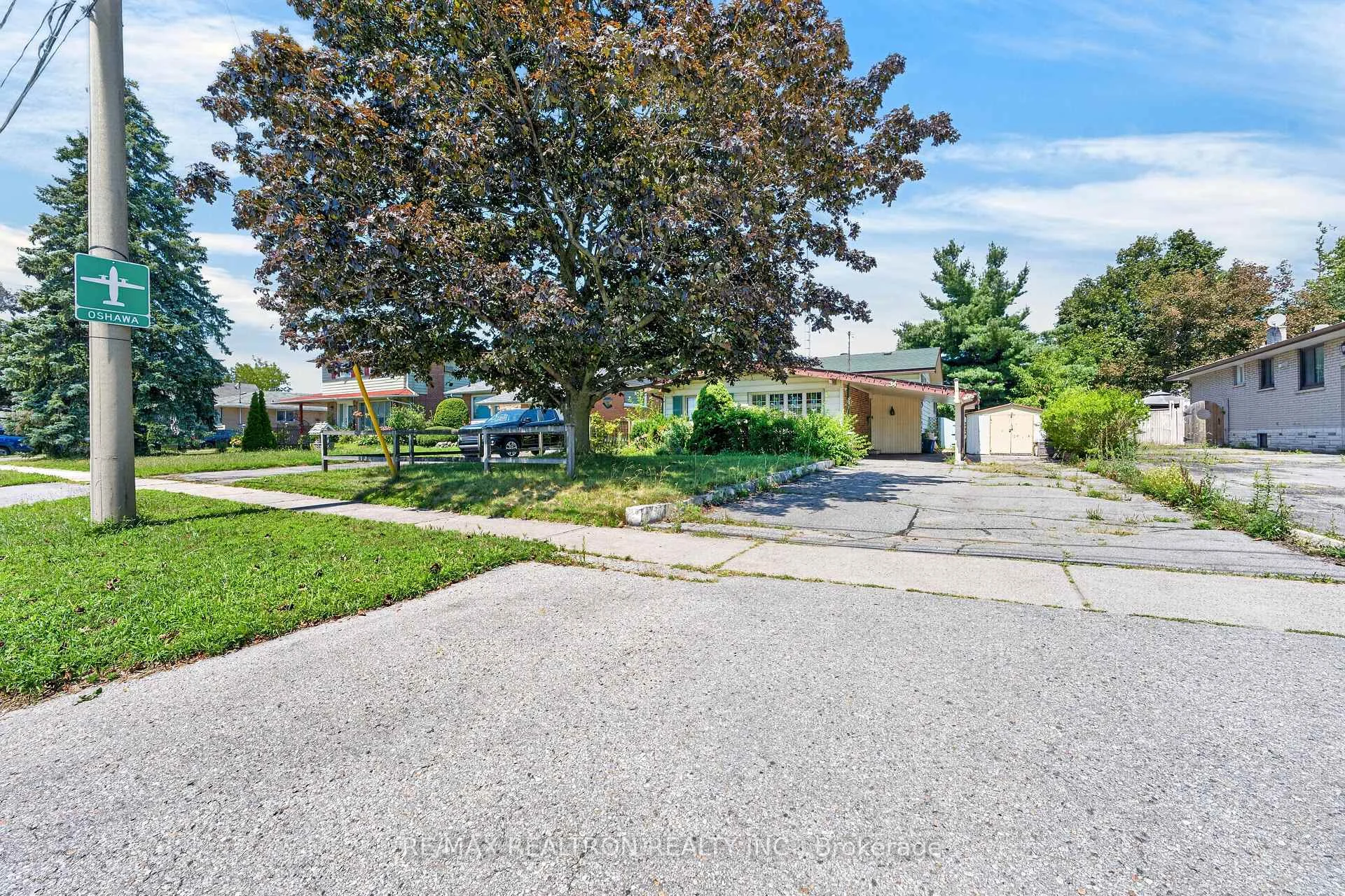Photo 5 of 34 Taunton Road W, Oshawa, Samac — HOMEH