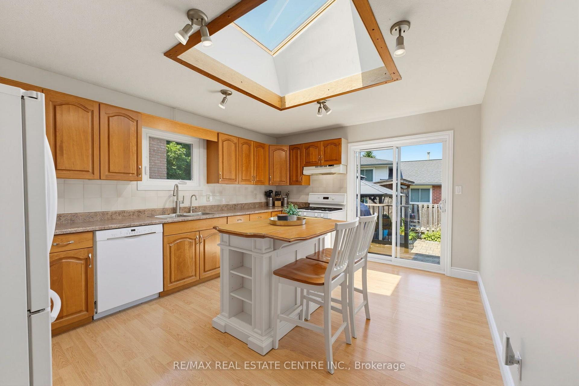 Photo 10 of 127 Michener Crescent, Kitchener, Idlewood — HOMEH