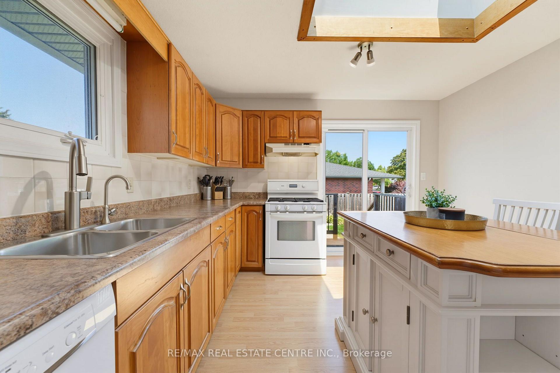 Photo 11 of 127 Michener Crescent, Kitchener, Idlewood — HOMEH