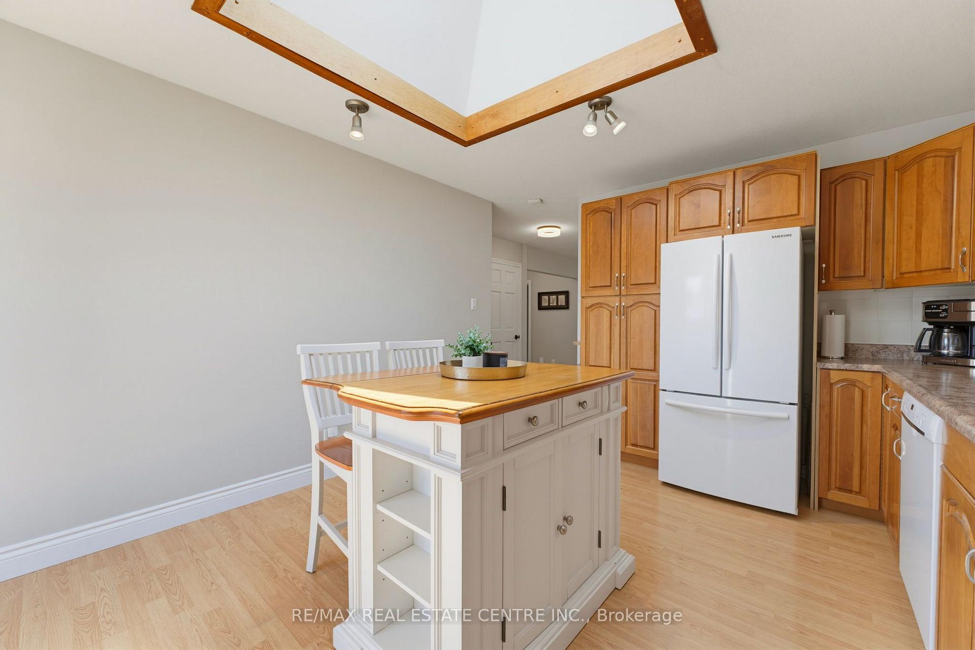 Photo 12 of 127 Michener Crescent, Kitchener, Idlewood — HOMEH
