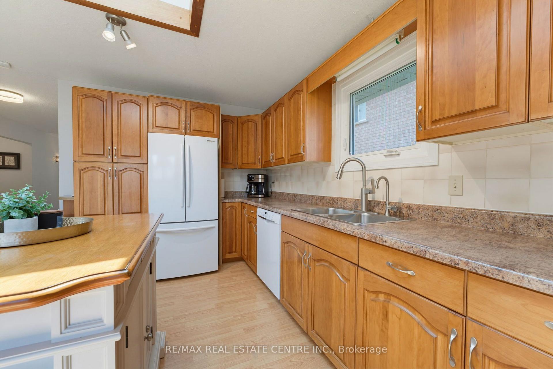 Photo 13 of 127 Michener Crescent, Kitchener, Idlewood — HOMEH