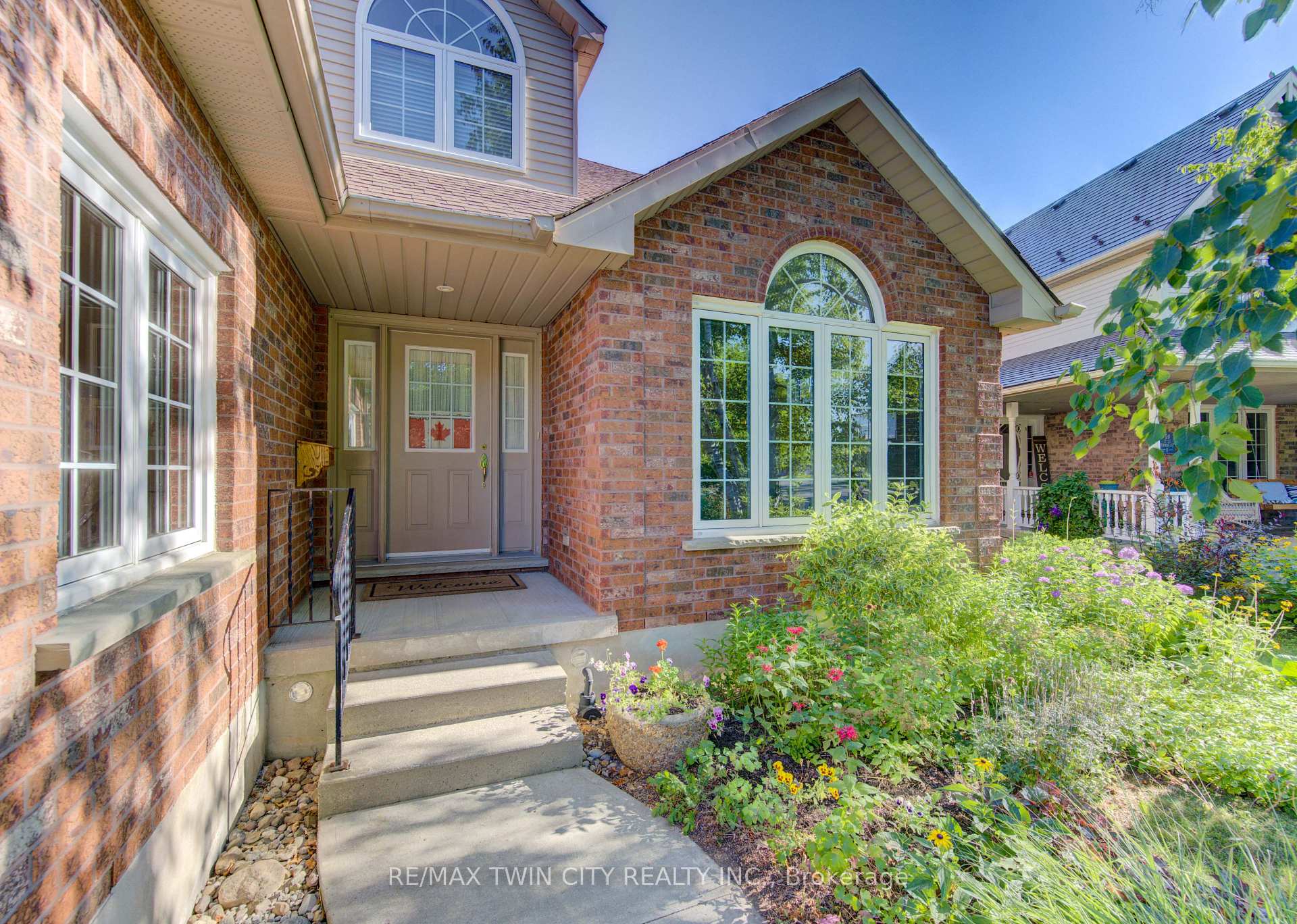 Photo 2 of 26 Eby Crescent, Wilmot, New Hamburg — HOMEH