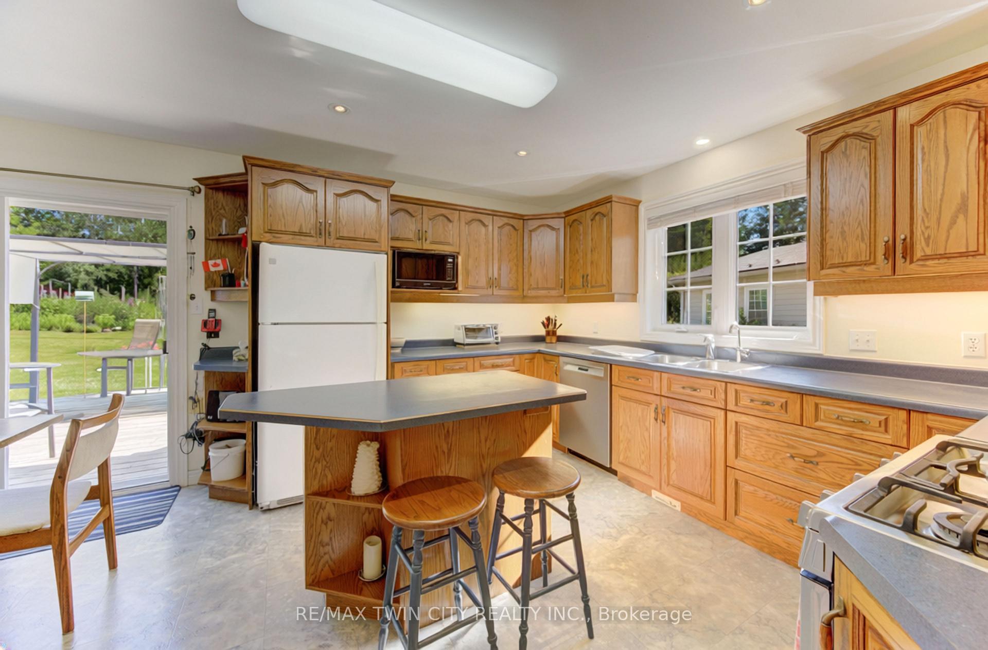 Photo 8 of 26 Eby Crescent, Wilmot, New Hamburg — HOMEH