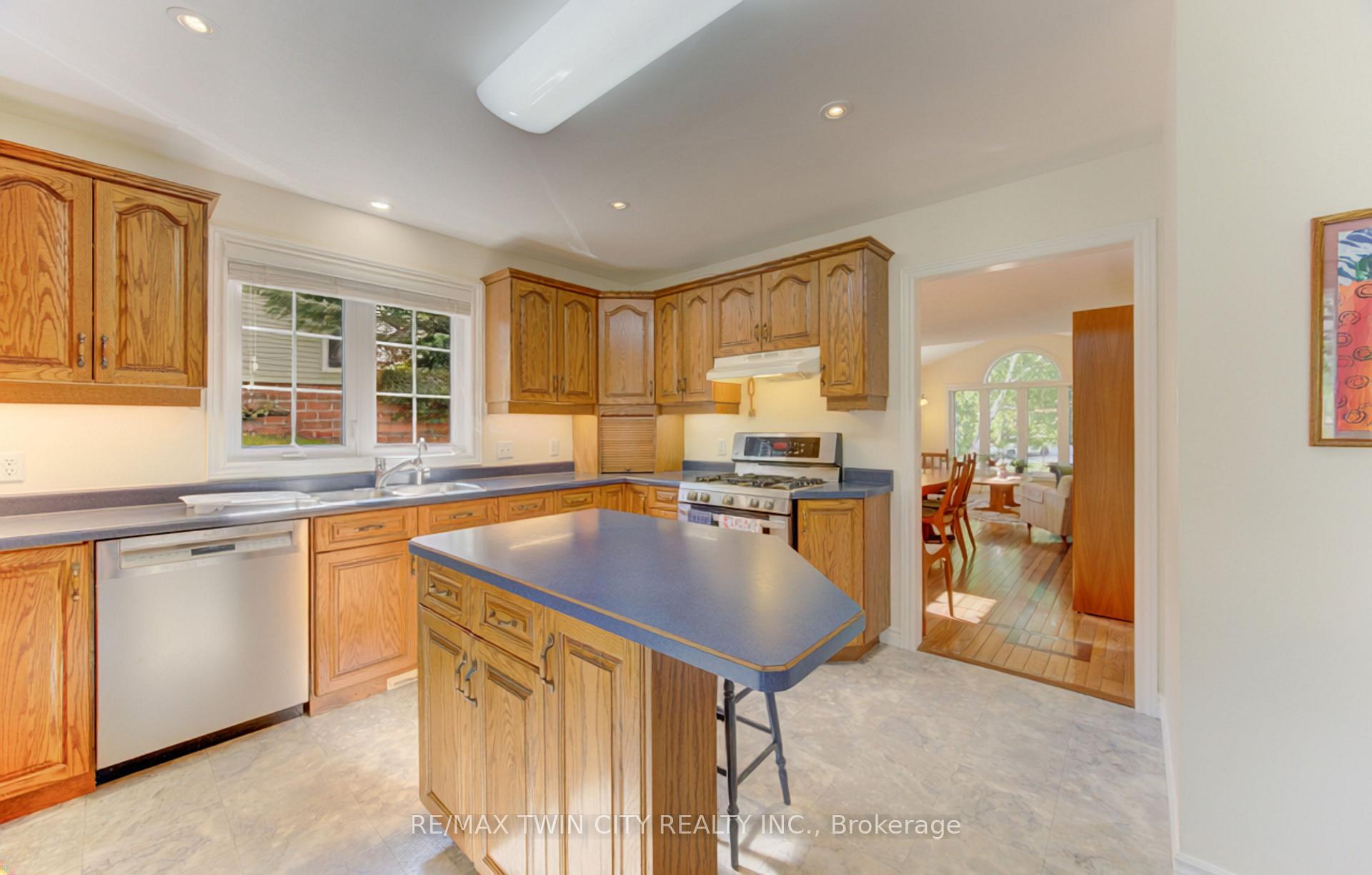 Photo 10 of 26 Eby Crescent, Wilmot, New Hamburg — HOMEH