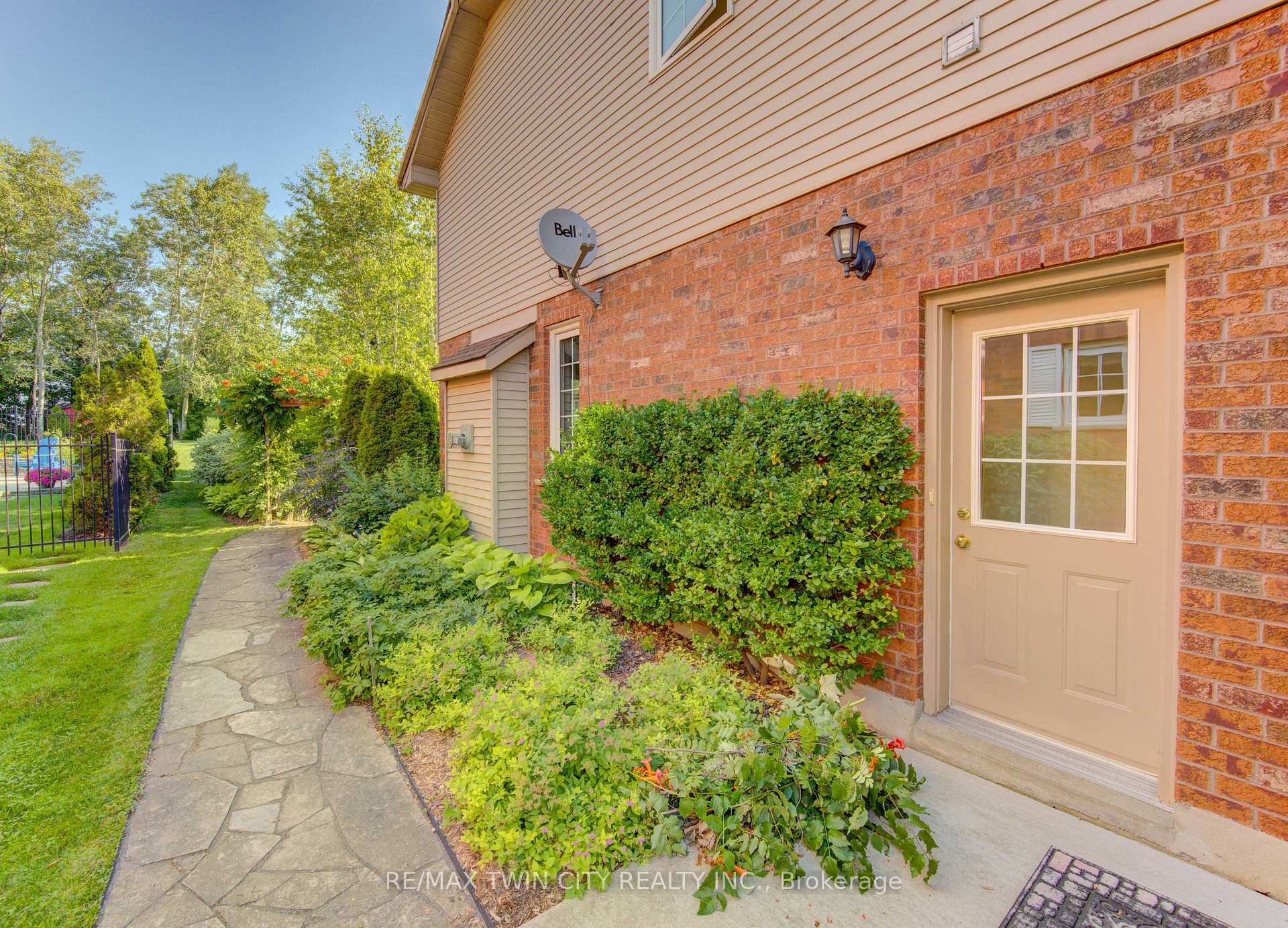 Photo 33 of 26 Eby Crescent, Wilmot, New Hamburg — HOMEH