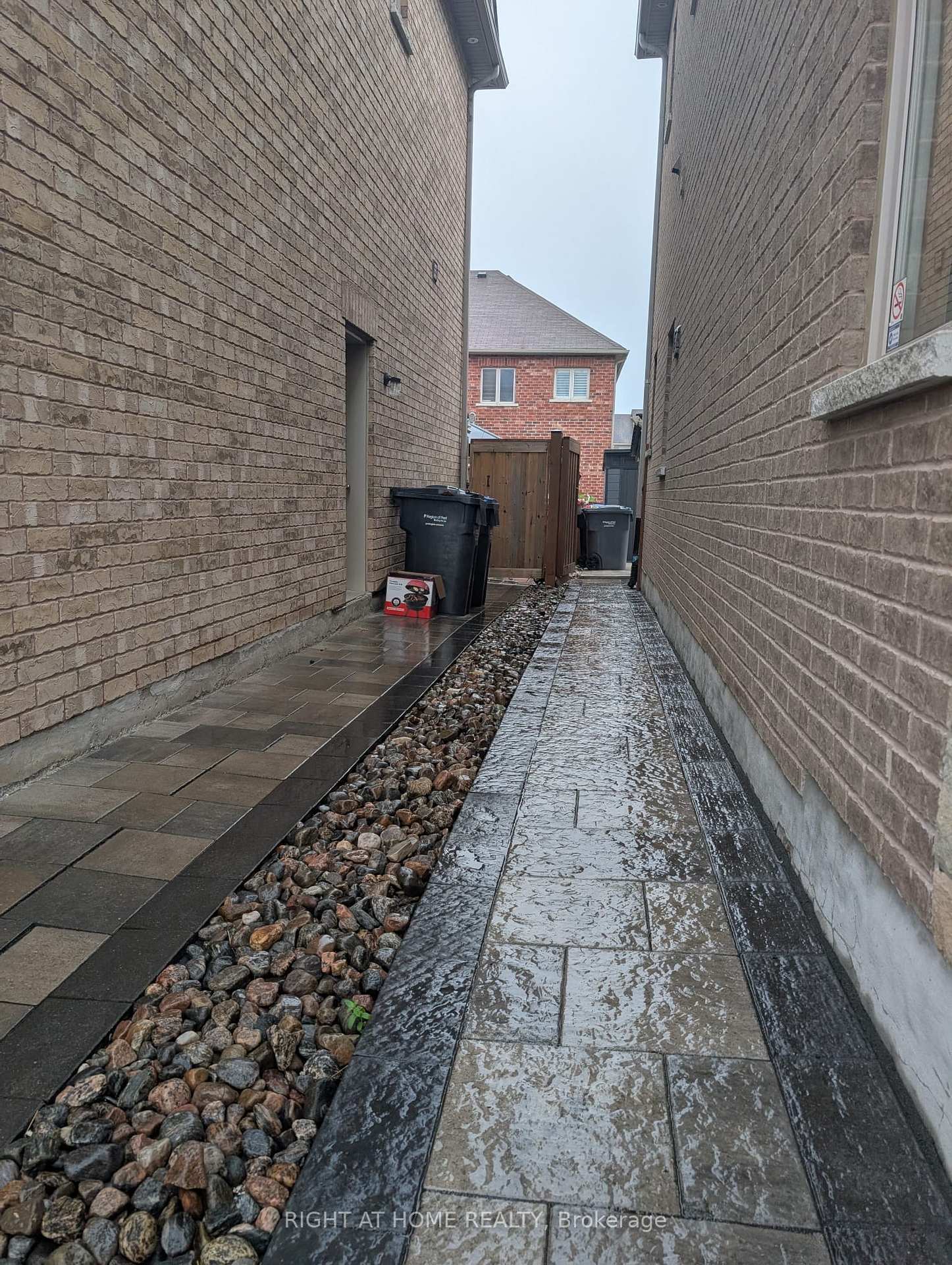 Photo 2 of 46 Fanning Trail, Brampton, Toronto Gore Rural Estate — HOMEH