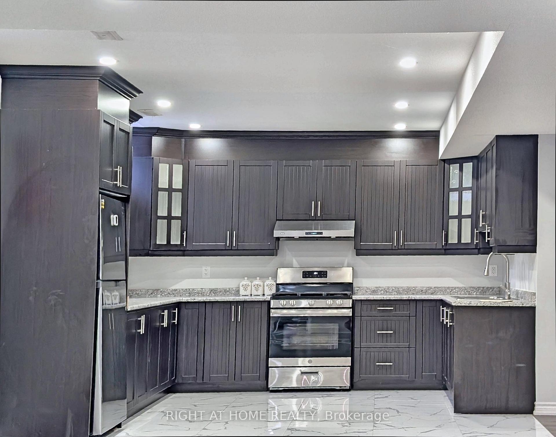 Photo 3 of 46 Fanning Trail, Brampton, Toronto Gore Rural Estate — HOMEH