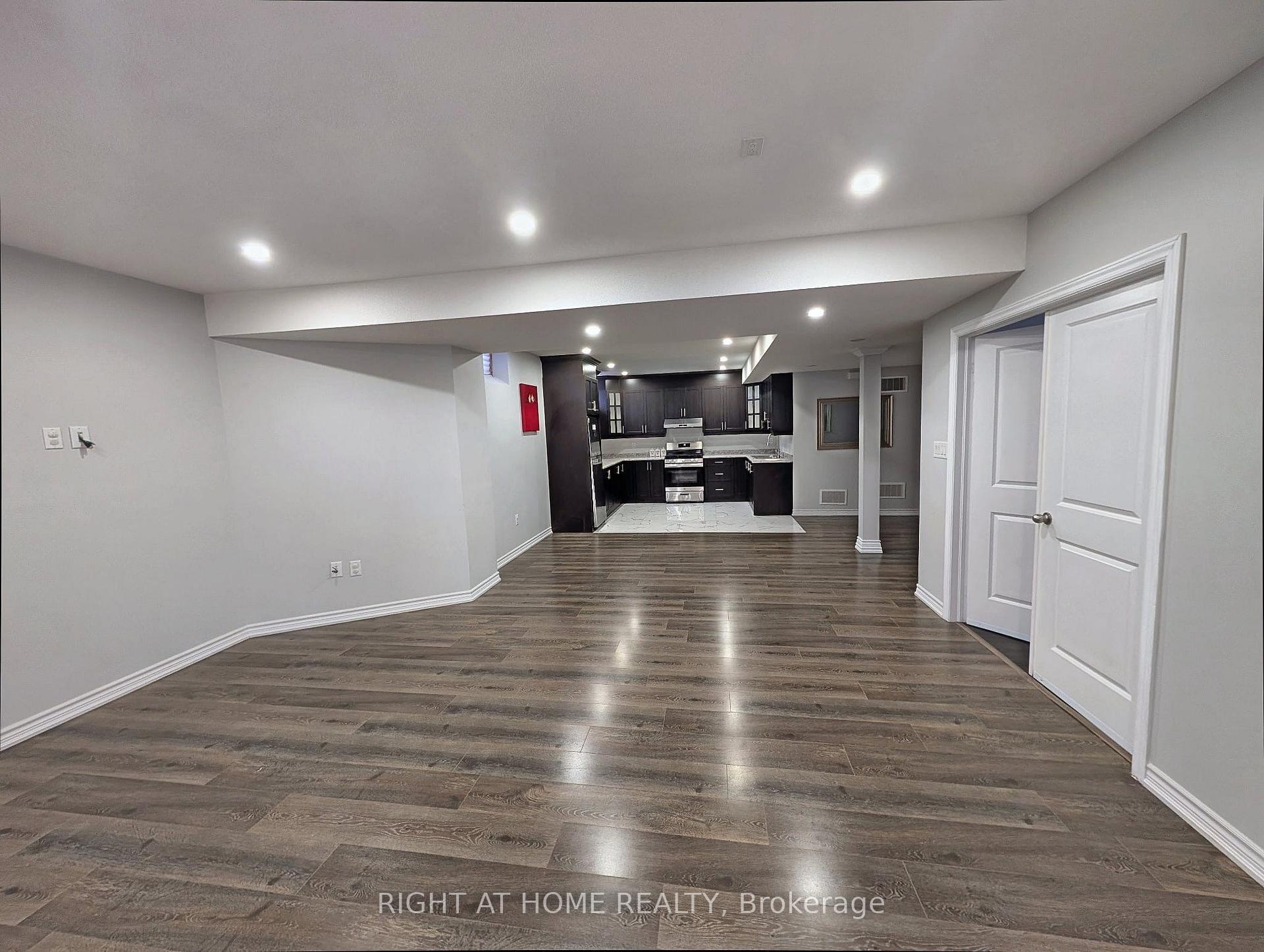 Photo 5 of 46 Fanning Trail, Brampton, Toronto Gore Rural Estate — HOMEH