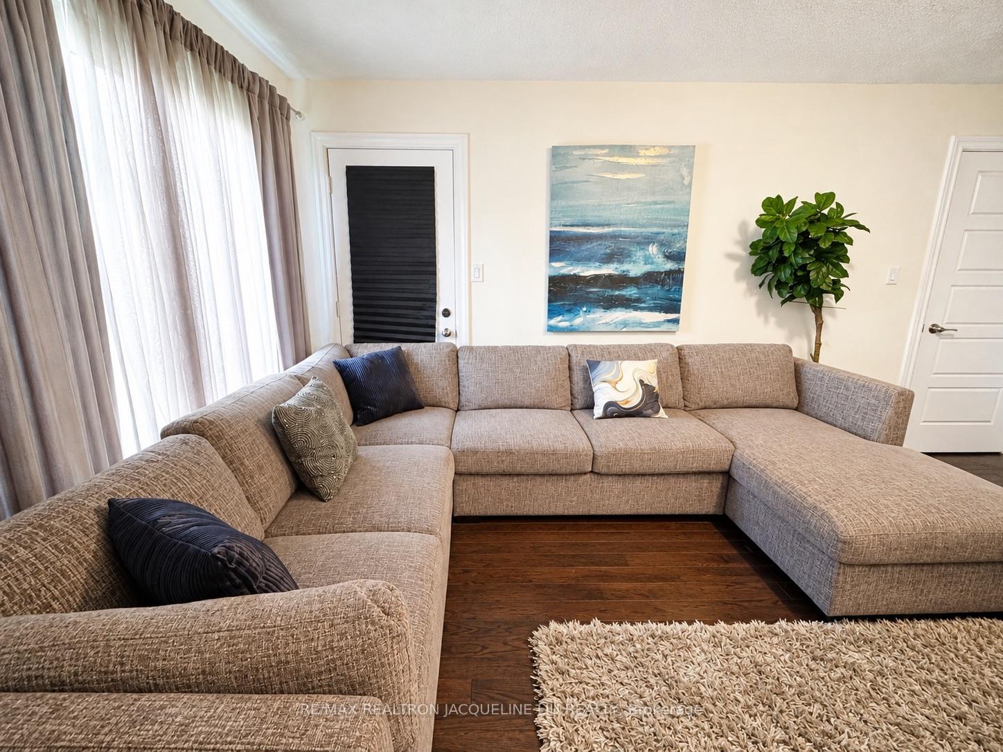 Photo 4 of 64 Allure Street, Newmarket, Woodland Hill — HOMEH