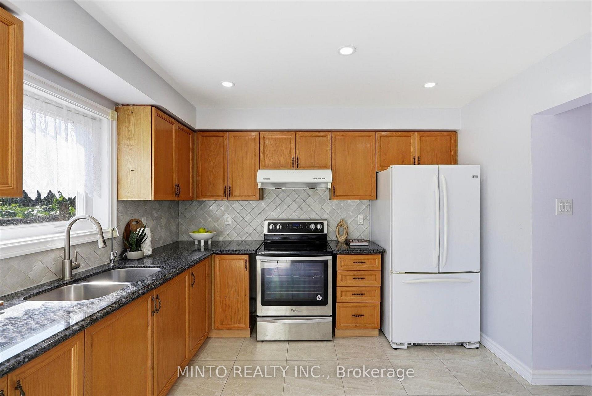 Photo 10 of 169 Kenborough Court, Markham, Milliken Mills East — HOMEH