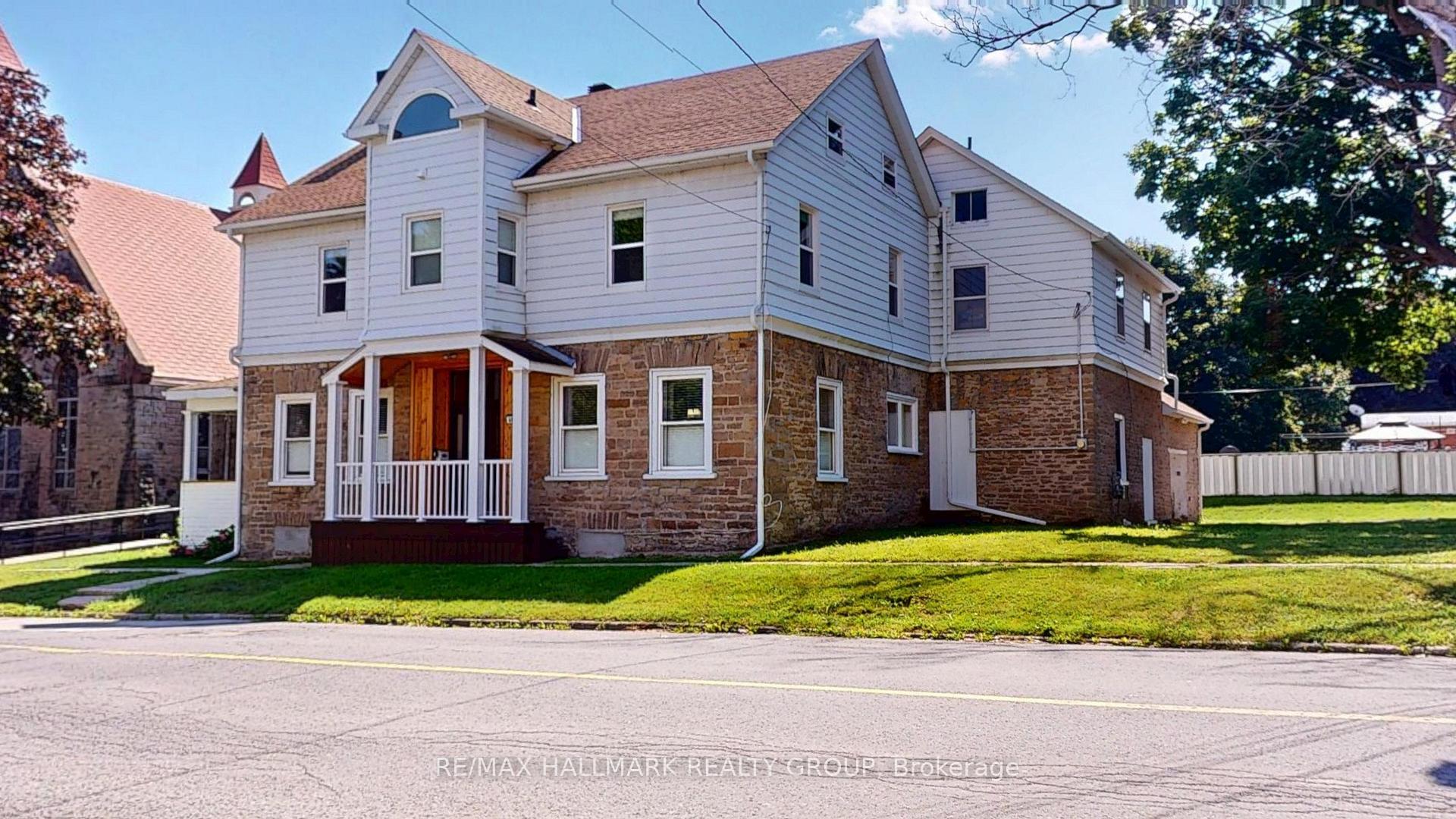 Photo of 461 Centre Street N