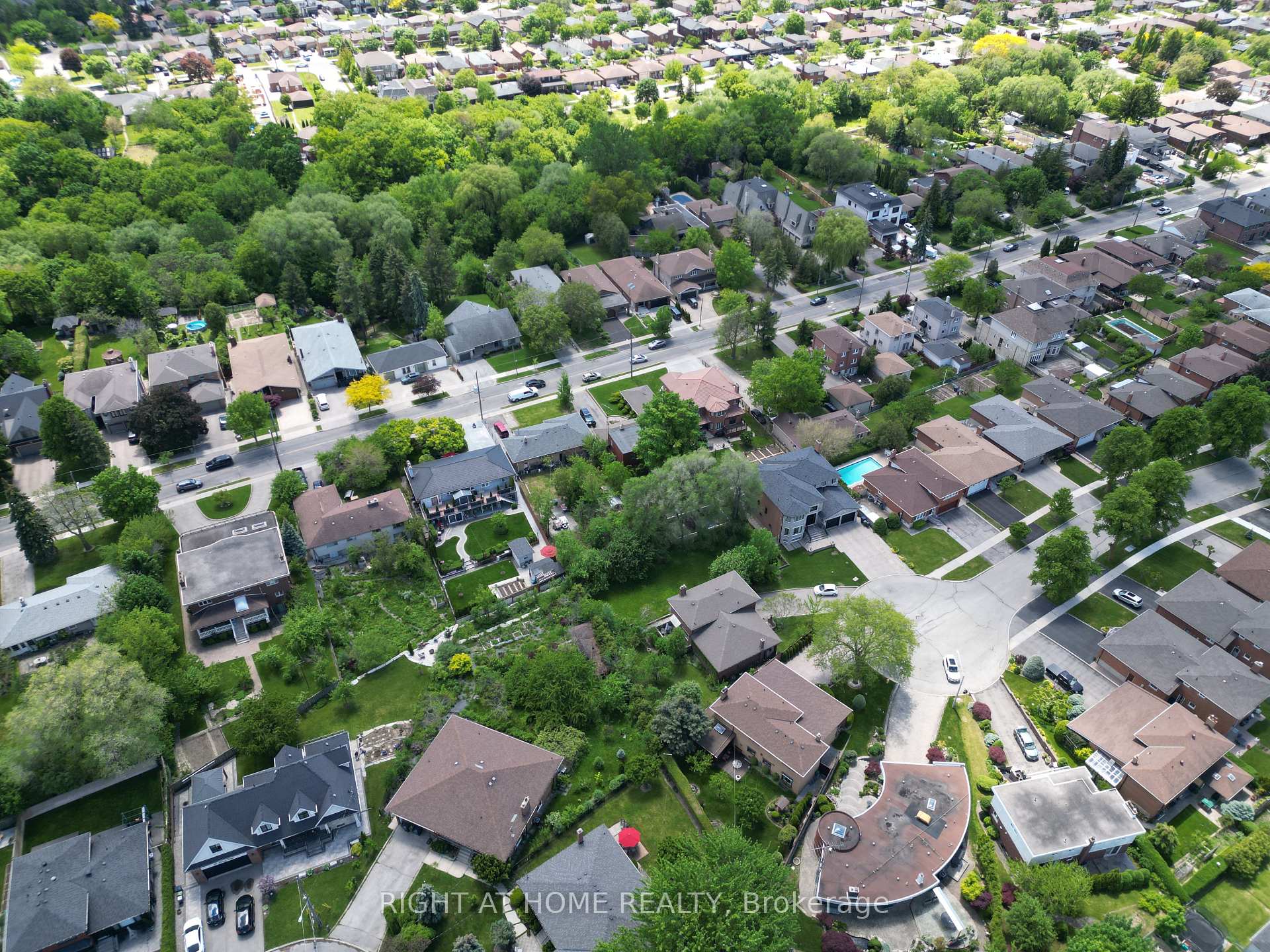 Photo 10 of 362 Maple Leaf Drive, North York, Maple Leaf — HOMEH